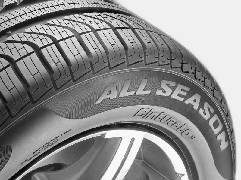 Rastrelliera espositiva con pneumatici all season in officina