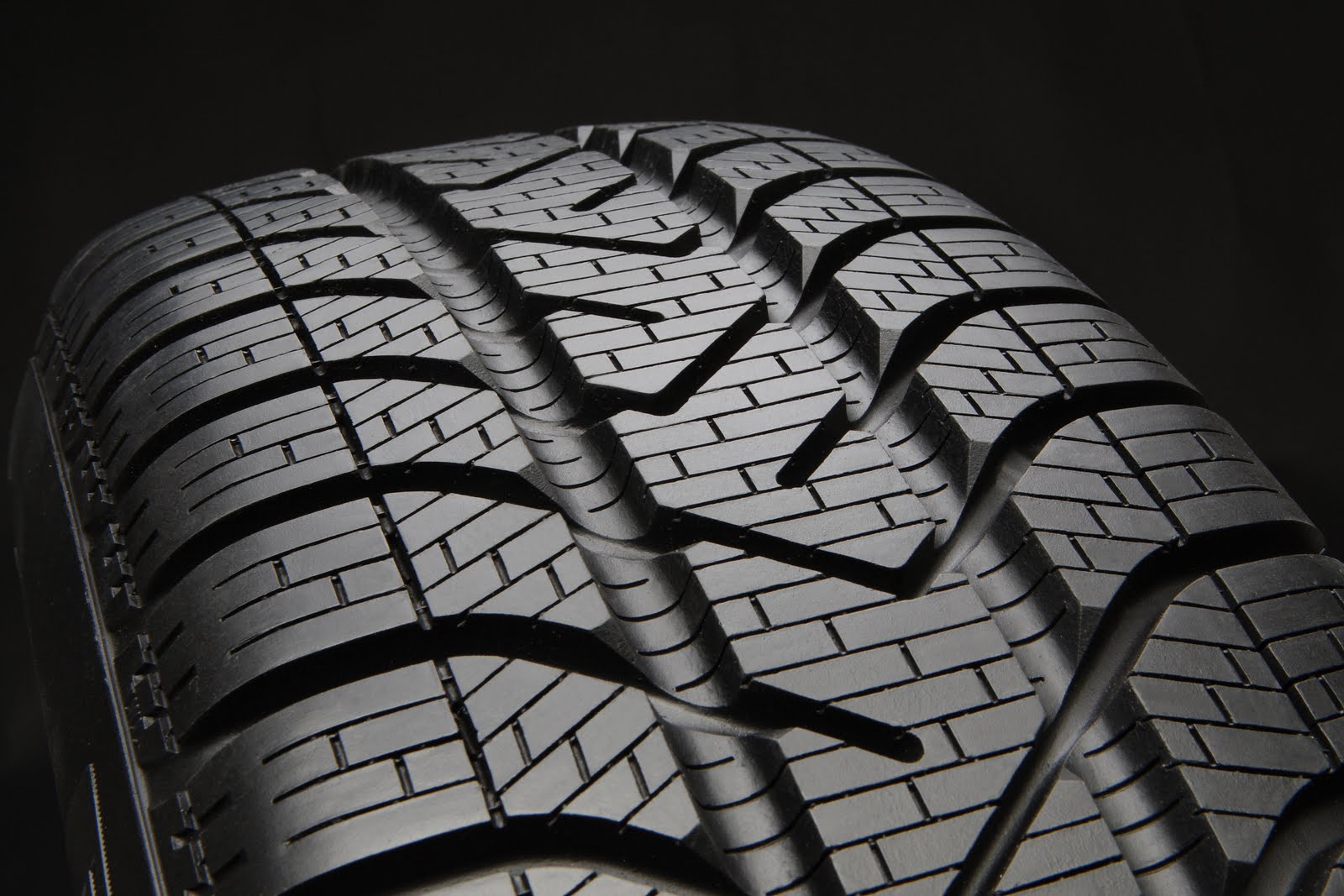 Pneumatici all season montati su auto in condizioni di bagnato