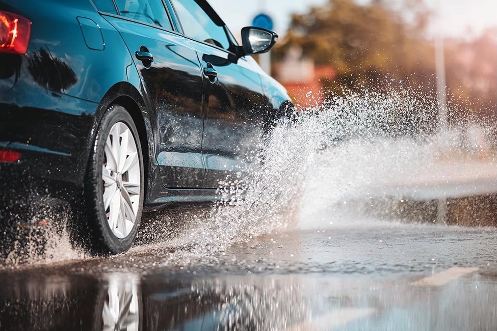Ispezione visiva battistrada pneumatici Controllo visivo dello stato di salute degli pneumatici auto