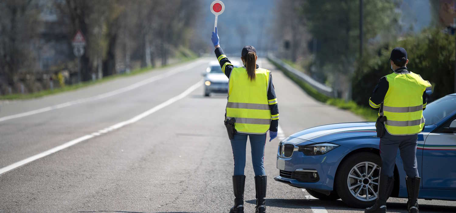 Controlli e sanzioni pneumatici usurati Posto di blocco della polizia per controllo sanzioni e codice della strada