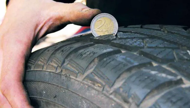 Il trucco della moneta da 2 euro pneumatici invernali Misurazione usura gomme invernali con moneta da due euro