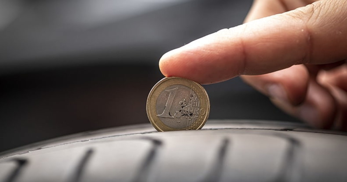 Il trucco della moneta da 1 euro pneumatici estivi Misurazione usura gomme estive con moneta da un euro