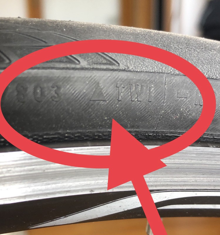 Spessore minimo del battistrada pneumatici Misurazione spessore battistrada con indicatore TWI